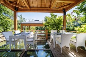 Ресторан «Villa Cafe» - деревянные беседки